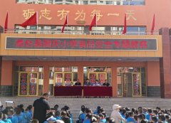 工做人员还向师生们发放了食物平安宣册 